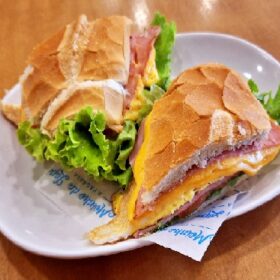 SANDUÍCHE DE PAO COM QUEIJO, PRESUNTO, ALFACE E TOMATE