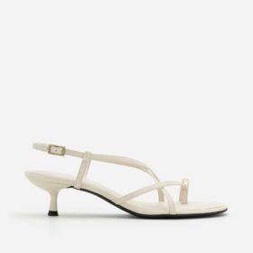 Sandália com Tiras Finas Assimétricas e Dedeira Bold Off White