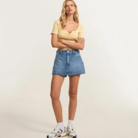 Short Saia em Jeans com Bolsos com Puídos Azul