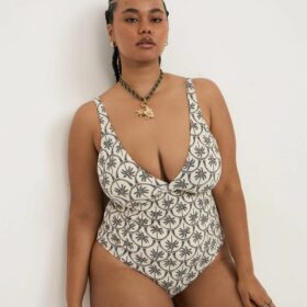 Maiô com Estampa de Coqueiros e Proteção UV 50+ Curve & Plus Size Off White/ Preto